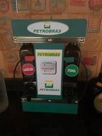 Pingometro Posto de Combustível Colorido para Cachaça em Madeira com 1 Copo para Área de Churrasco